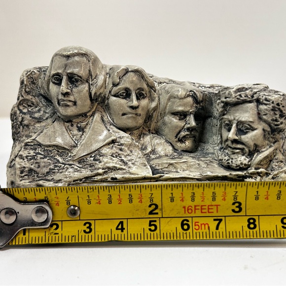 Mount Rushmore Statue - Picture 6 of 7